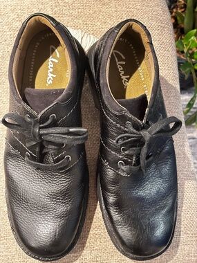 Clarks Men’s Black Leather Lace-Up Oxfords
